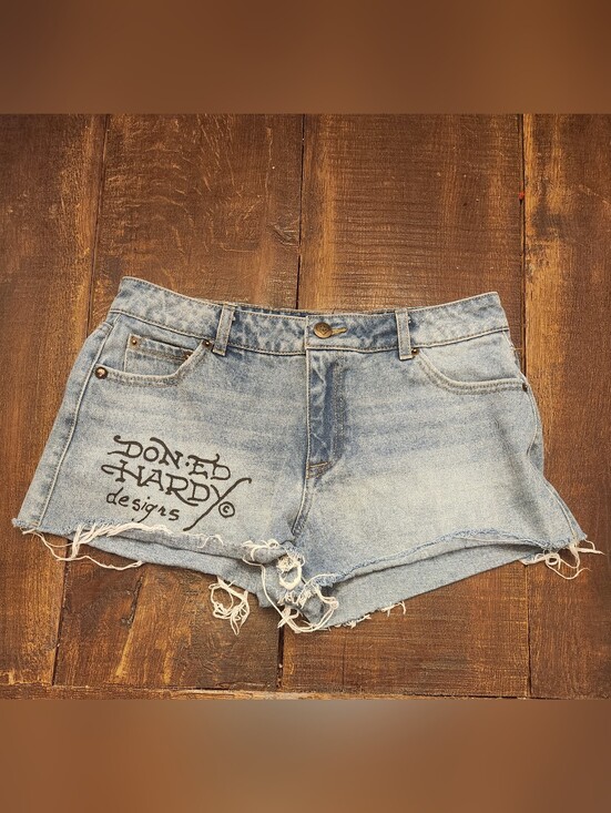 Ed Hardy Pants - Y2K Ed Hardy Denim Shorts. Womens Size 28. Excellent Condition.
